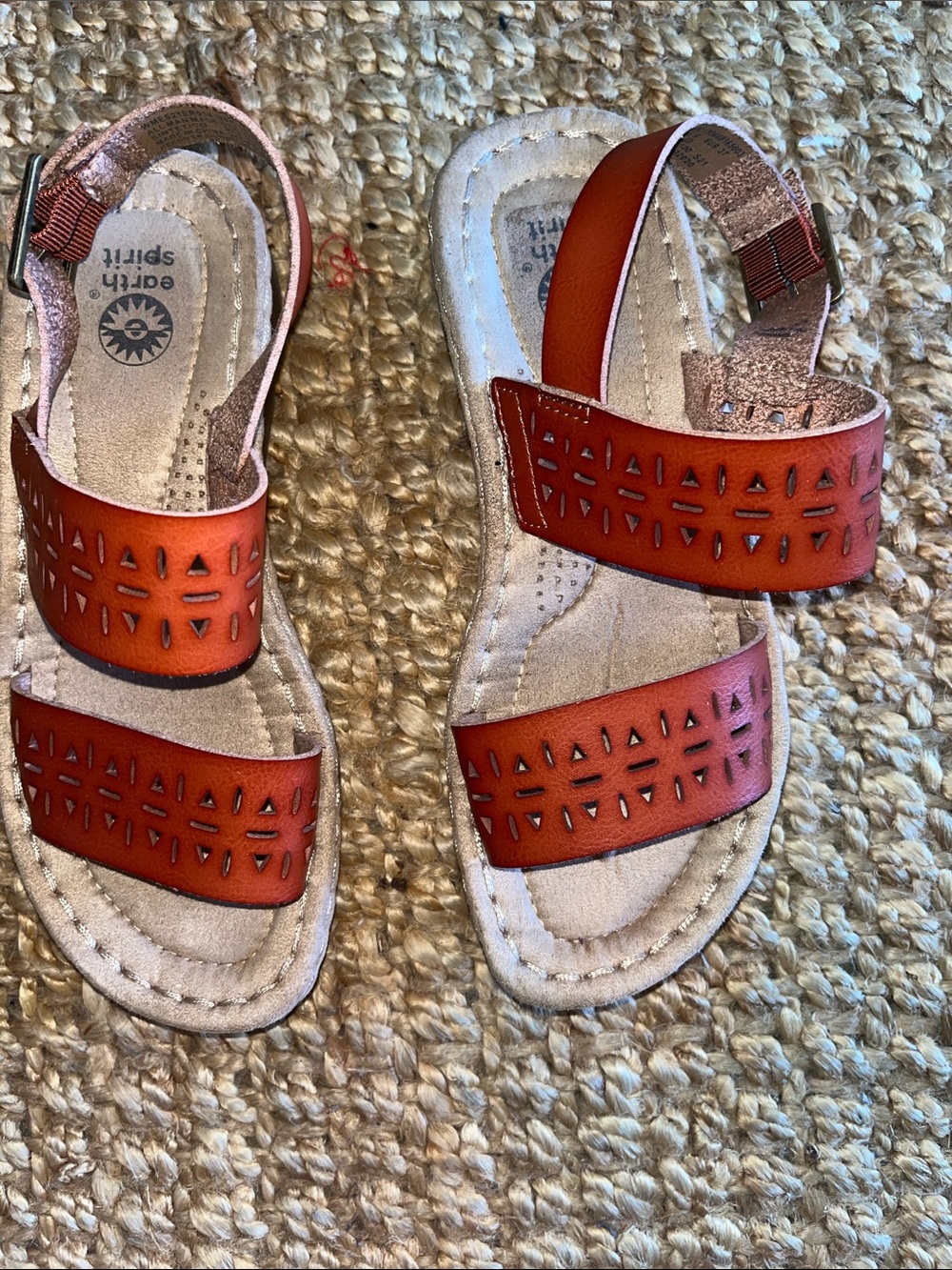 Earth Spirit Burnt Orange leather Laser-Cut Strap Sandals Womans
Sz 6
Eur 37